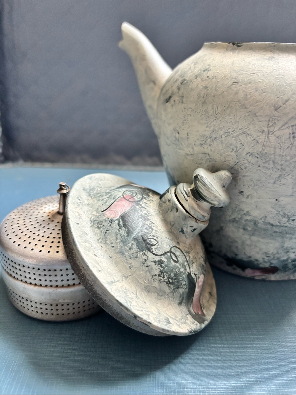 Vintage teapot with strainer . - Picture 12 of 12